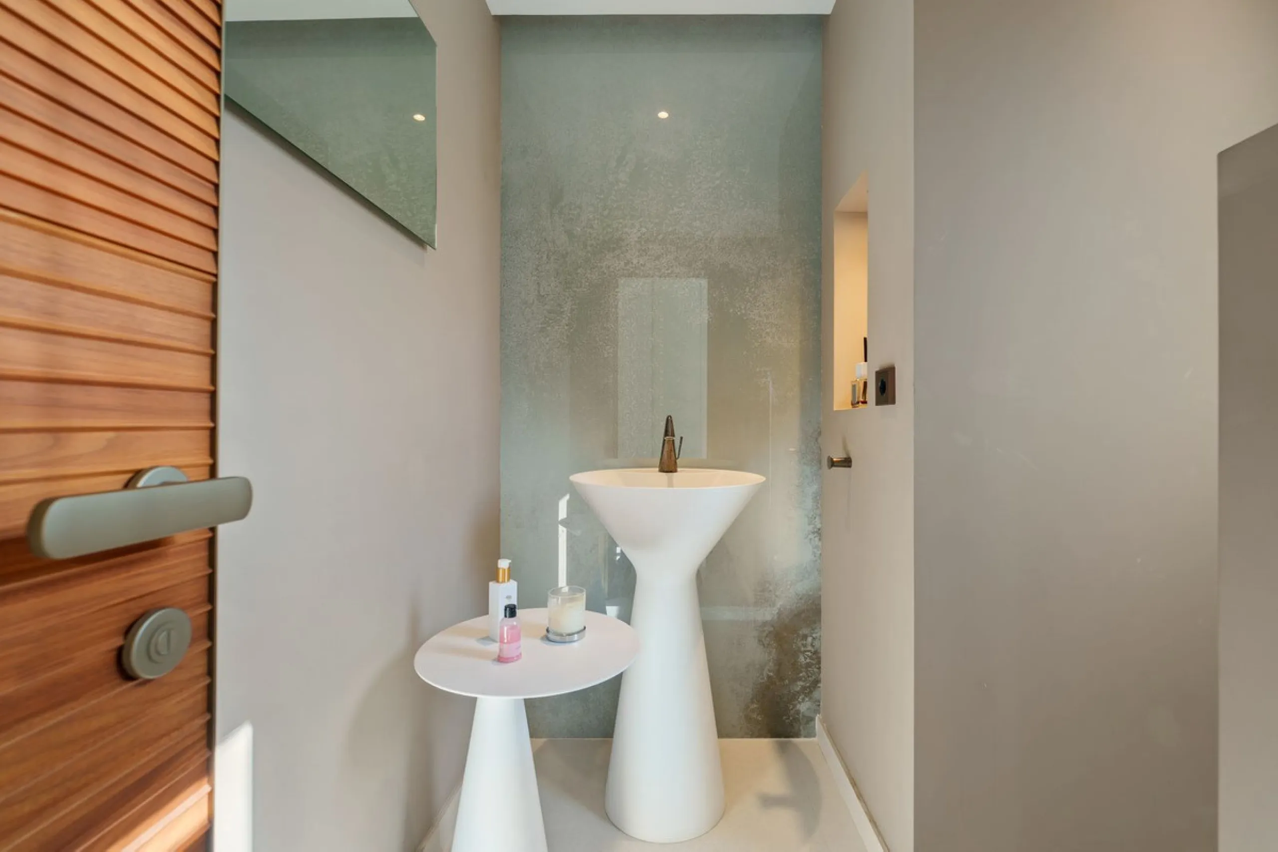 House - Detached Villa в продаже в Benahavís, Málaga. В доме 9 спален и 9 ванных комнат. Площадь дома 1177 м². Площадь участка 7881 м²