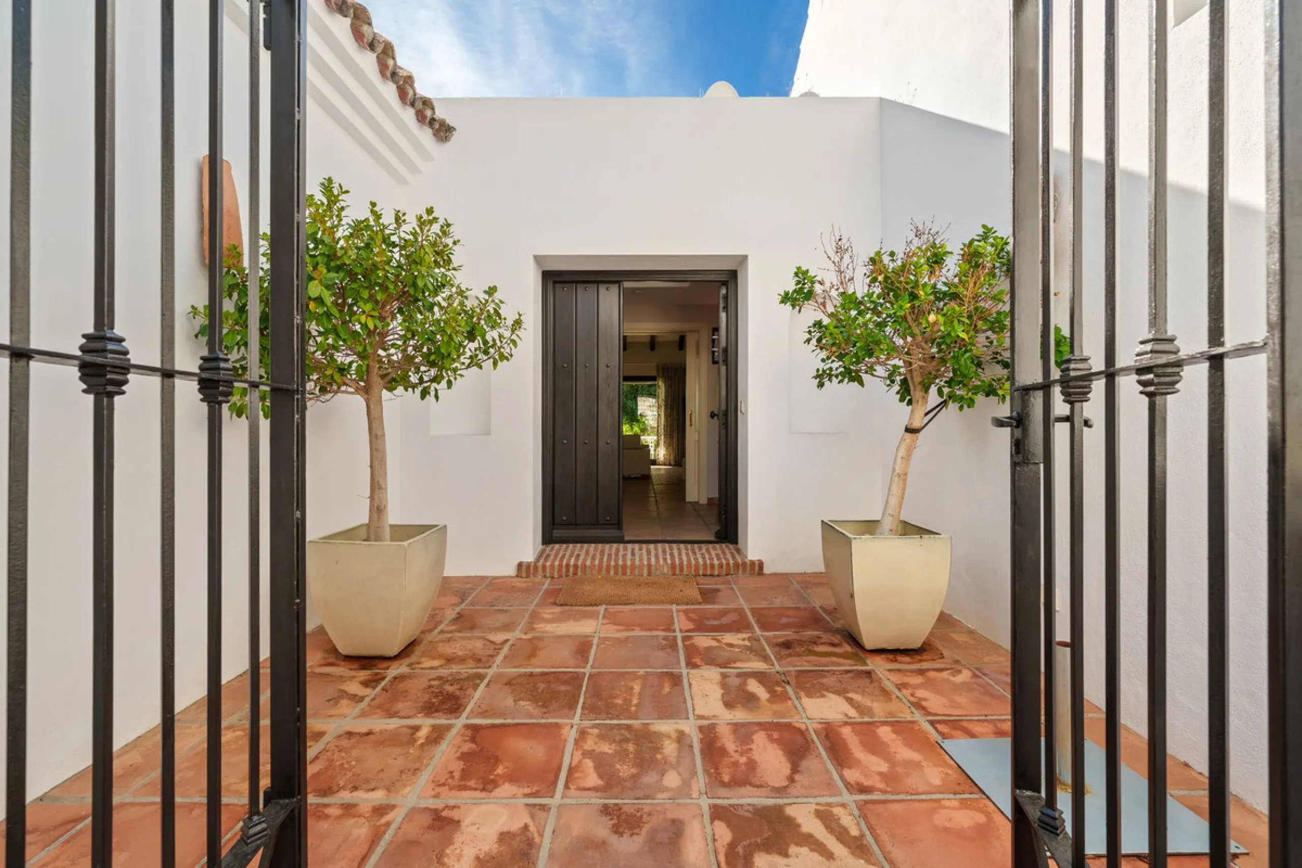 House - Detached Villa в продаже в Benahavís, Málaga. В доме 9 спален и 9 ванных комнат. Площадь дома 1177 м². Площадь участка 7881 м²