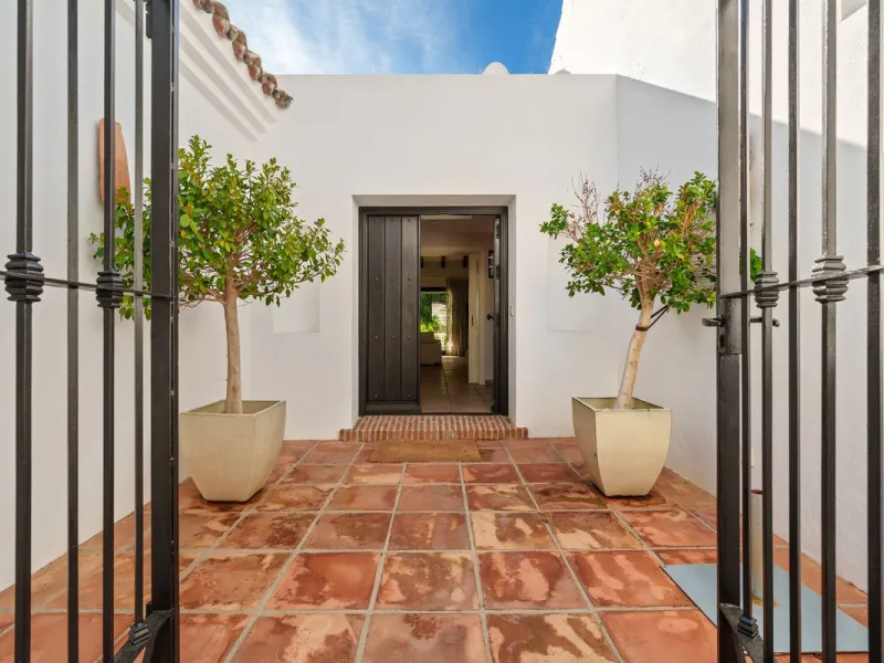 House - Detached Villa в продаже в Benahavís, Málaga. В доме 9 спален и 9 ванных комнат. Площадь дома 1177 м². Площадь участка 7881 м²