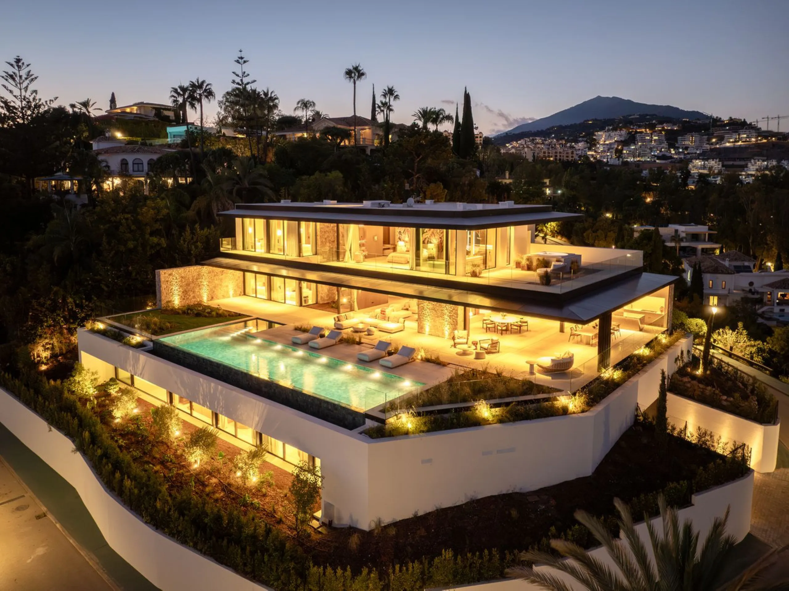 Architektenvilla mit Panoramablick in El Herrojo Alto, Benahavís