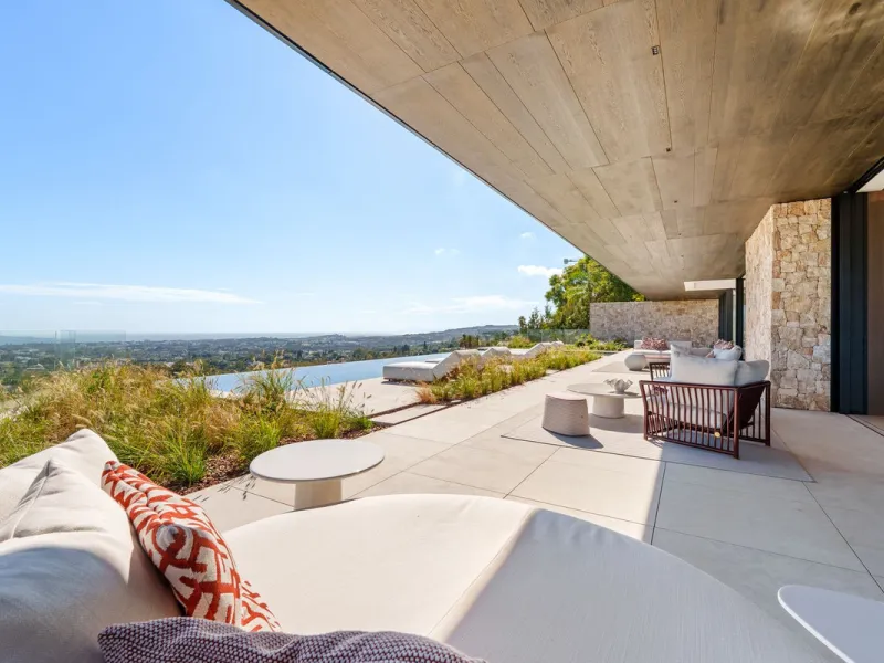 Architektenvilla mit Panoramablick in El Herrojo Alto, Benahavís