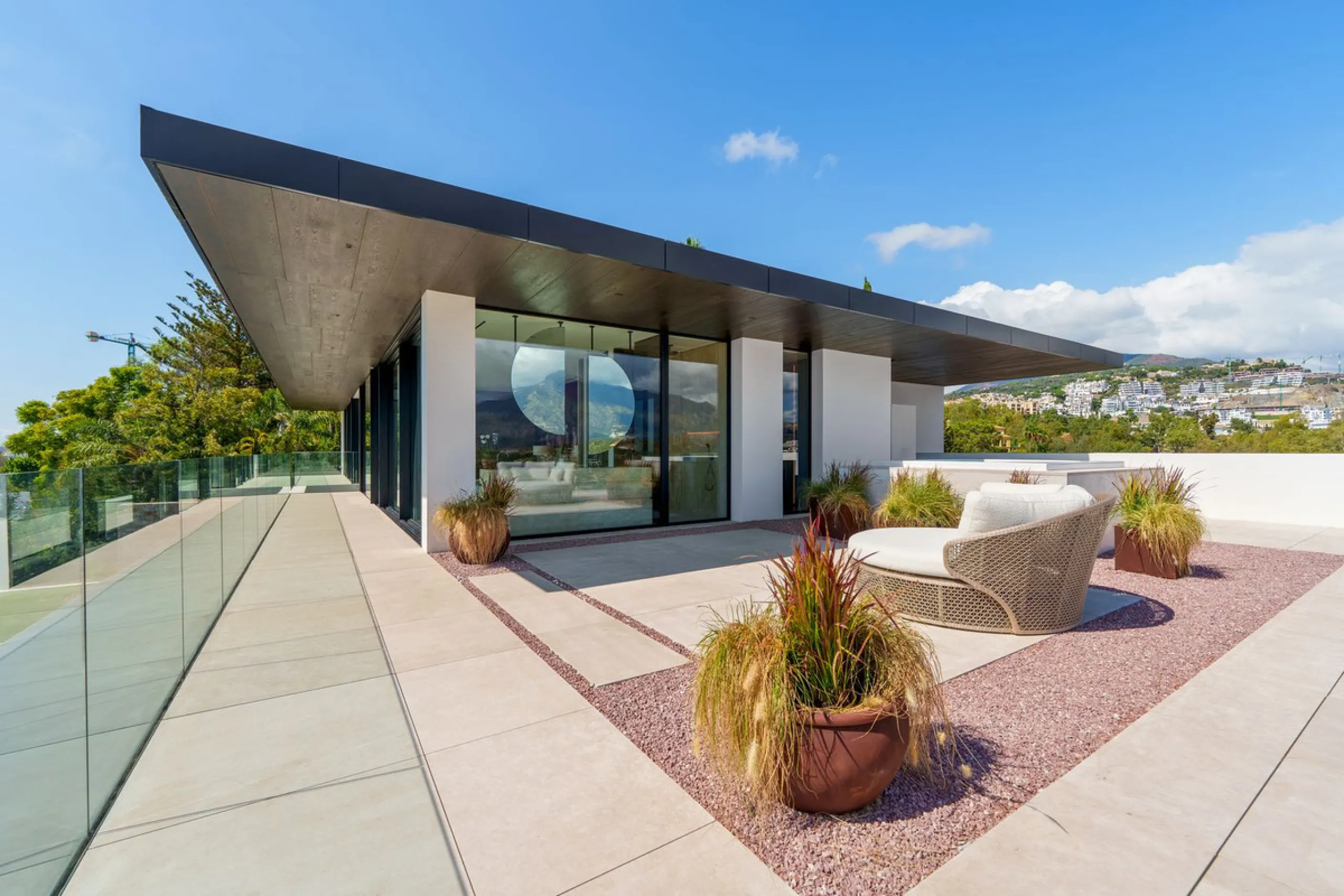 Architektenvilla mit Panoramablick in El Herrojo Alto, Benahavís