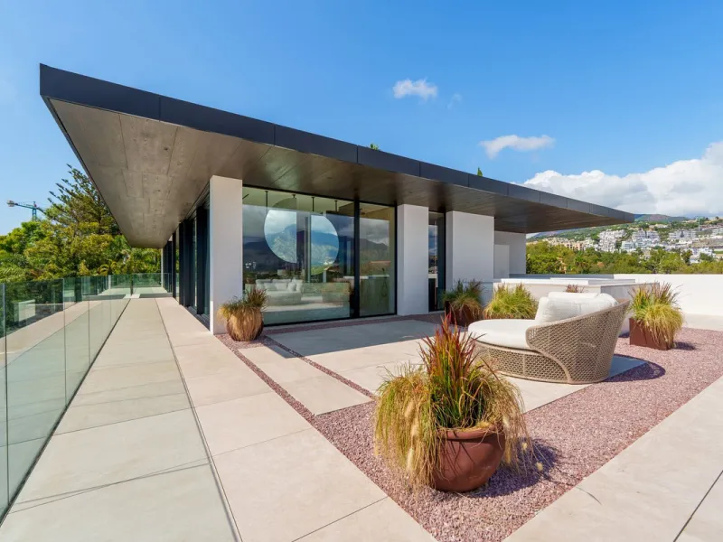 Architektenvilla mit Panoramablick in El Herrojo Alto, Benahavís