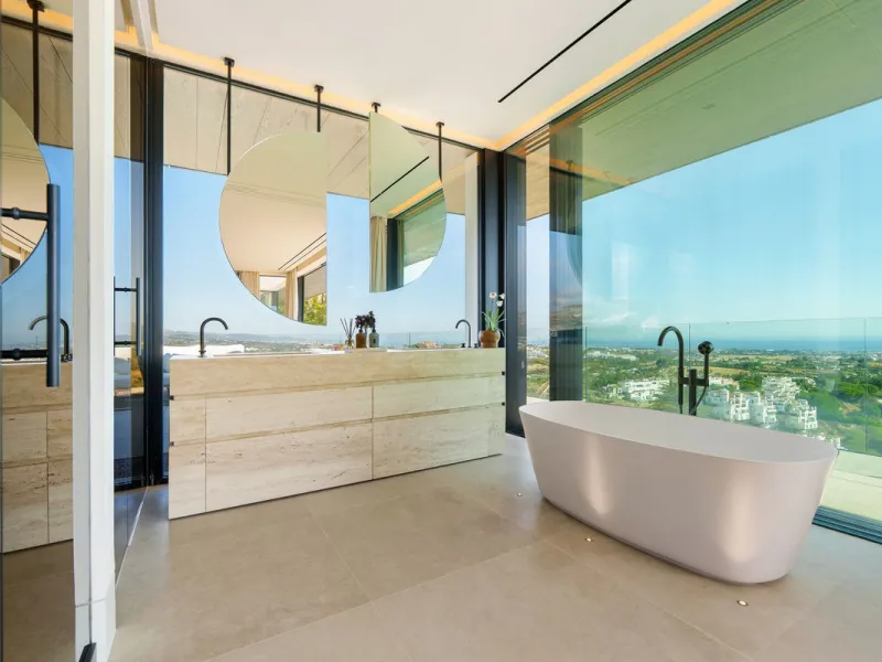 Architektenvilla mit Panoramablick in El Herrojo Alto, Benahavís