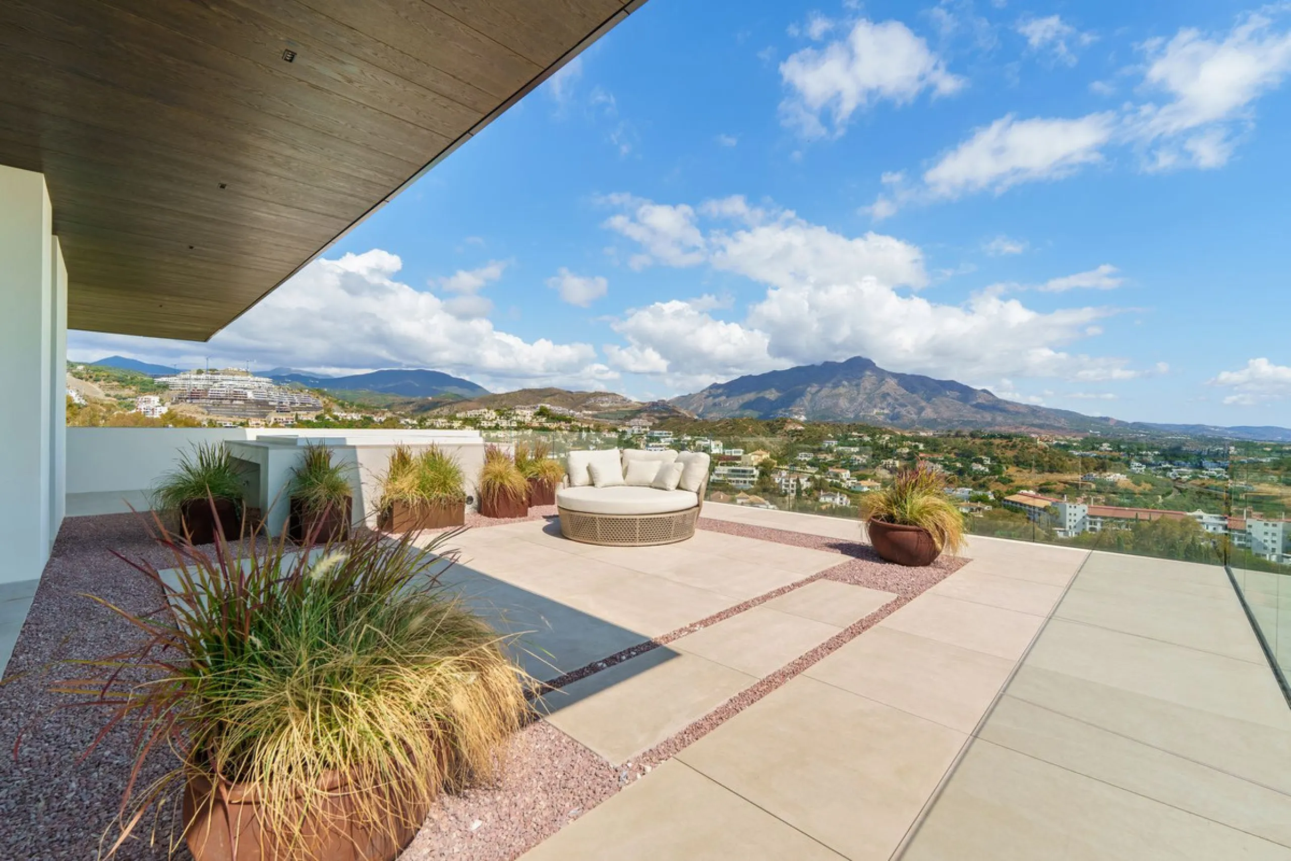 Architektenvilla mit Panoramablick in El Herrojo Alto, Benahavís