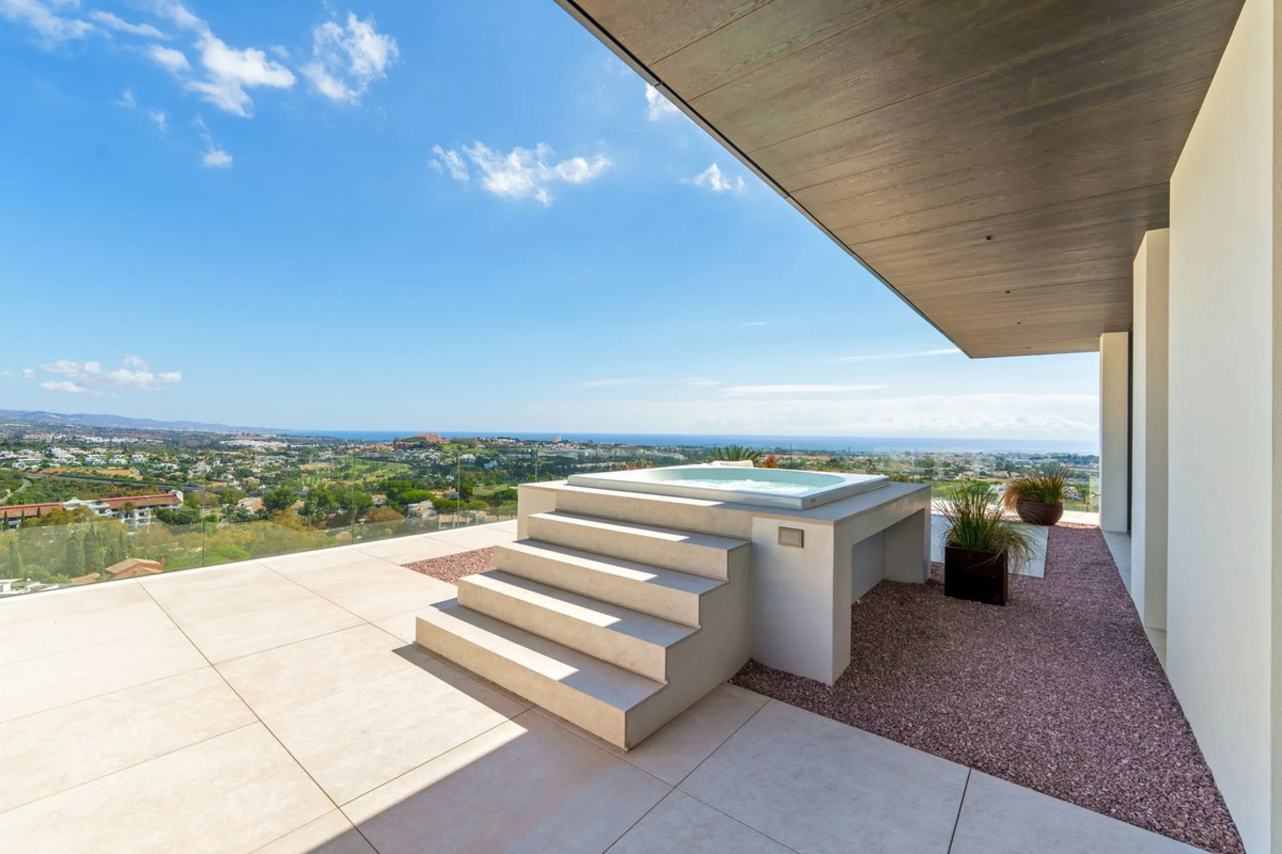 Architektenvilla mit Panoramablick in El Herrojo Alto, Benahavís