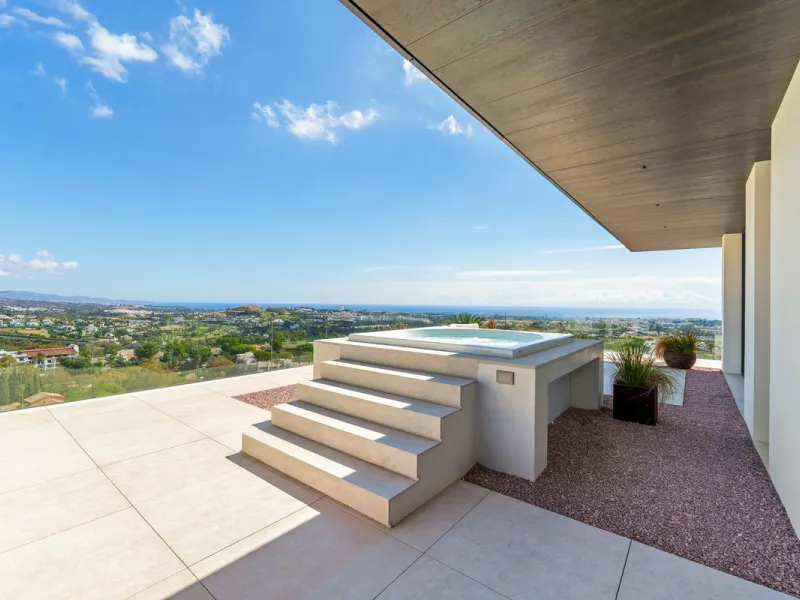 Architektenvilla mit Panoramablick in El Herrojo Alto, Benahavís