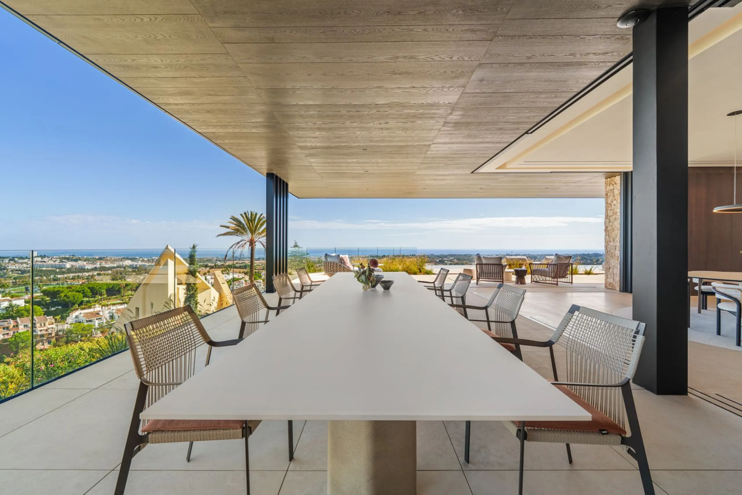 Architektenvilla mit Panoramablick in El Herrojo Alto, Benahavís
