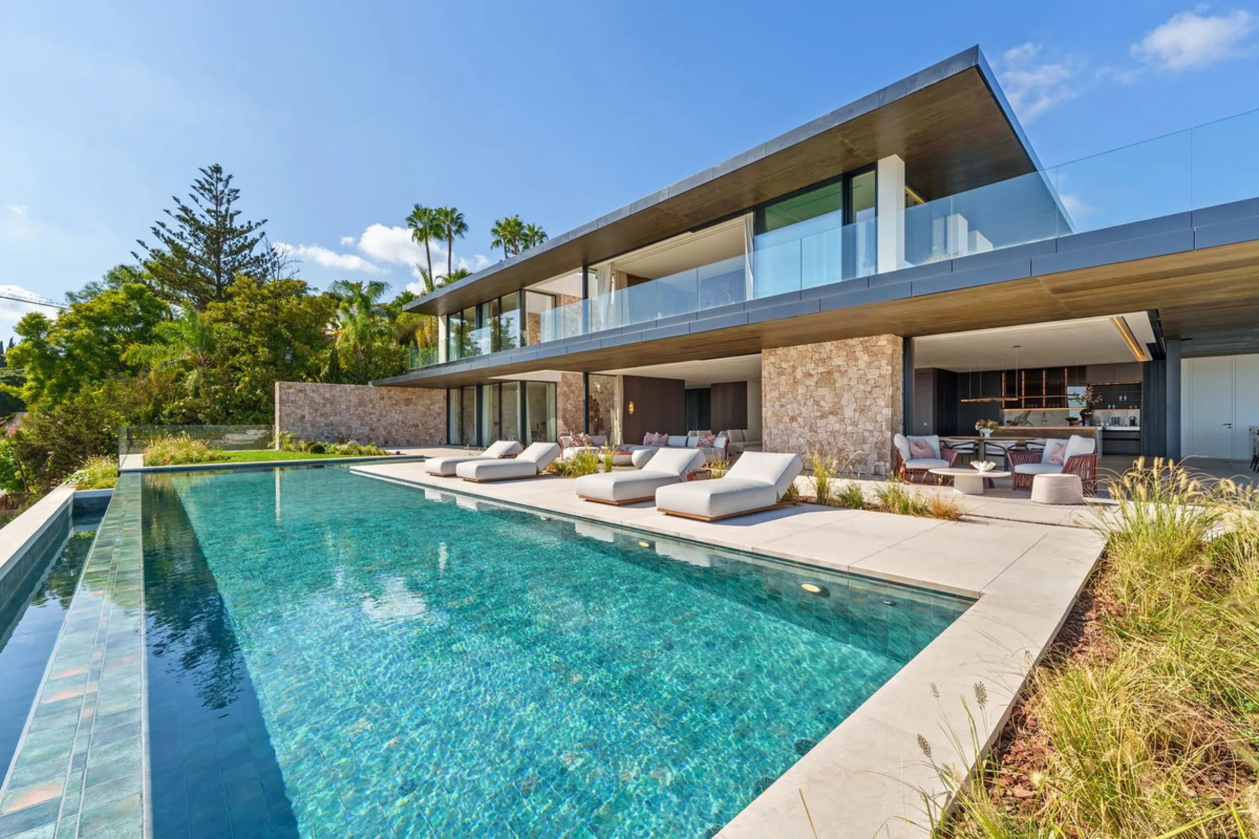Architektenvilla mit Panoramablick in El Herrojo Alto, Benahavís