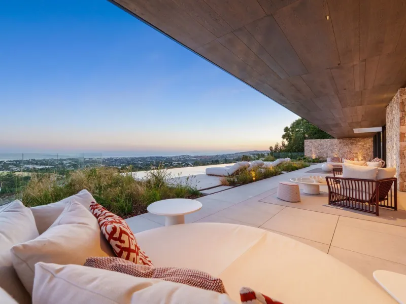 Architektenvilla mit Panoramablick in El Herrojo Alto, Benahavís