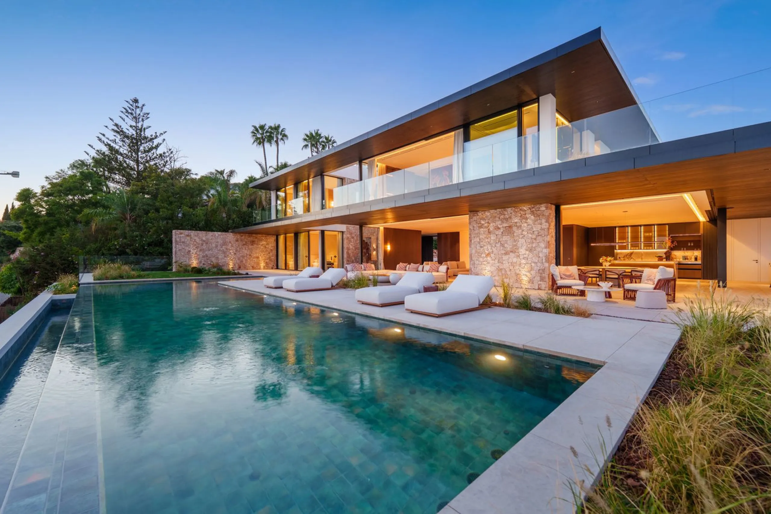 Architektenvilla mit Panoramablick in El Herrojo Alto, Benahavís