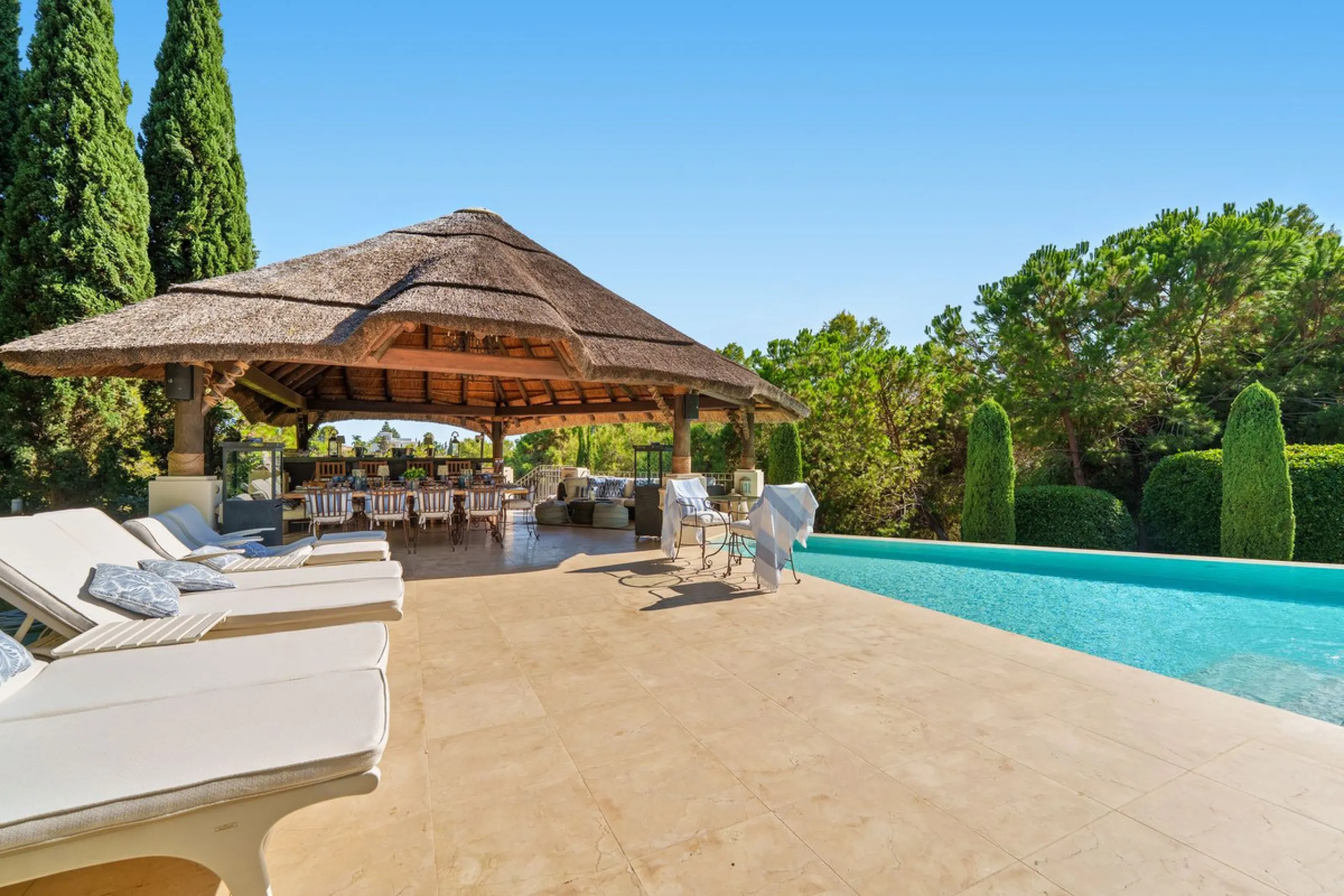 This outstanding Andalusian-style villa is presented in excellent condition and occupies a privileged position in Las Lomas del Marbella Club, at the very heart of Marbella's prestigious Golden Mile. Surrounded by 20,000 m² of lush green forest, the prope