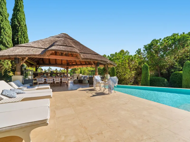This outstanding Andalusian-style villa is presented in excellent condition and occupies a privileged position in Las Lomas del Marbella Club, at the very heart of Marbella's prestigious Golden Mile. Surrounded by 20,000 m² of lush green forest, the prope