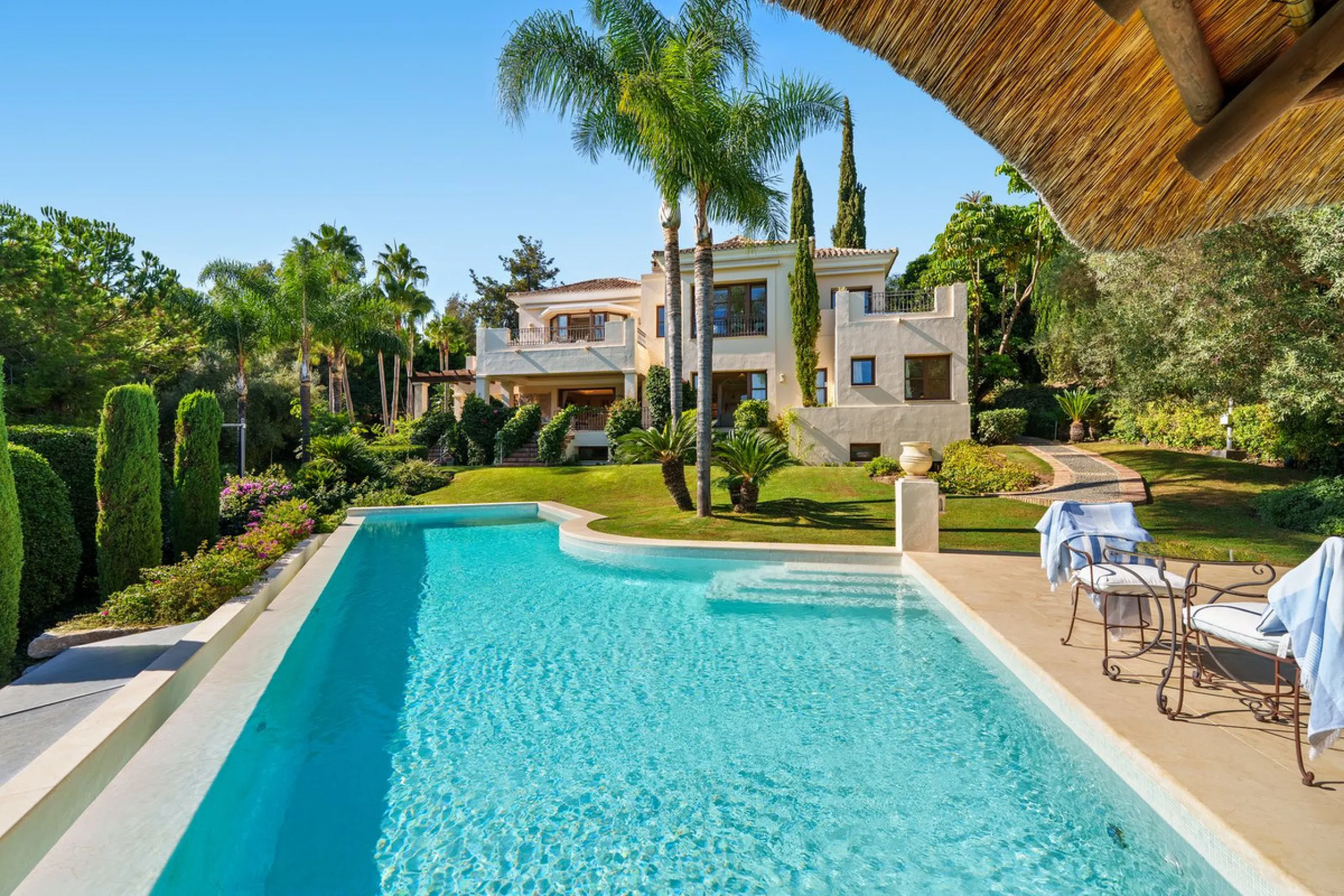 This outstanding Andalusian-style villa is presented in excellent condition and occupies a privileged position in Las Lomas del Marbella Club, at the very heart of Marbella's prestigious Golden Mile. Surrounded by 20,000 m² of lush green forest, the prope
