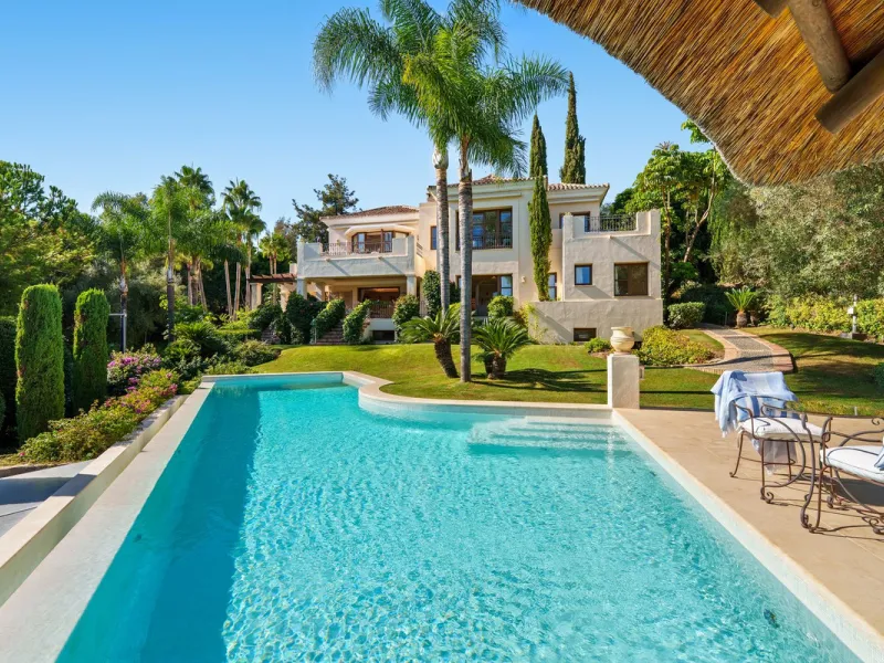 This outstanding Andalusian-style villa is presented in excellent condition and occupies a privileged position in Las Lomas del Marbella Club, at the very heart of Marbella's prestigious Golden Mile. Surrounded by 20,000 m² of lush green forest, the prope