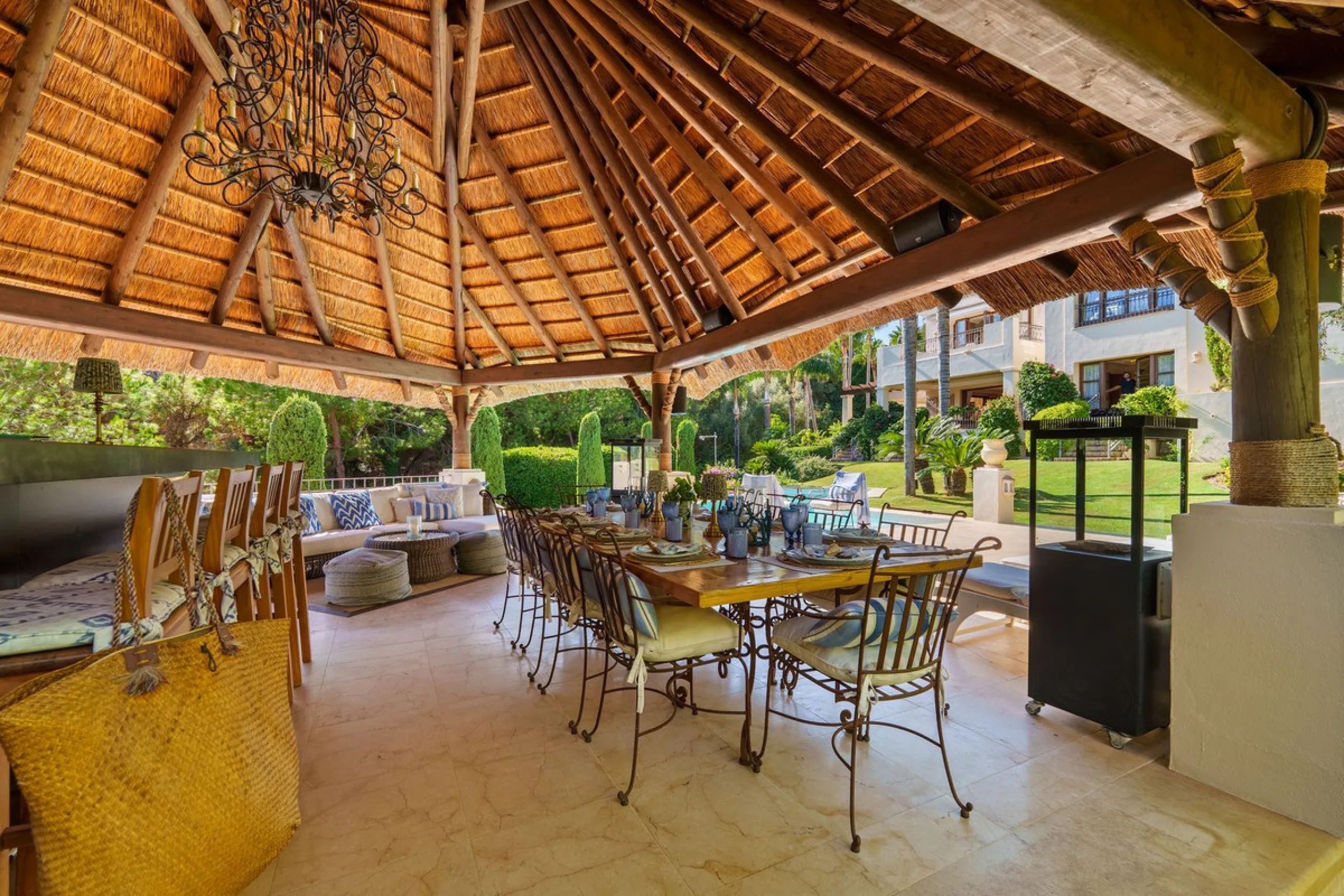 This outstanding Andalusian-style villa is presented in excellent condition and occupies a privileged position in Las Lomas del Marbella Club, at the very heart of Marbella's prestigious Golden Mile. Surrounded by 20,000 m² of lush green forest, the prope