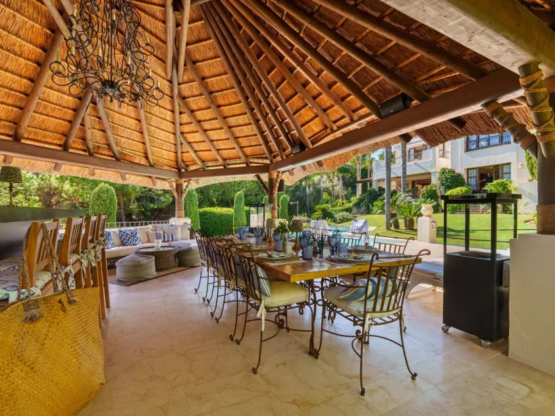 This outstanding Andalusian-style villa is presented in excellent condition and occupies a privileged position in Las Lomas del Marbella Club, at the very heart of Marbella's prestigious Golden Mile. Surrounded by 20,000 m² of lush green forest, the prope