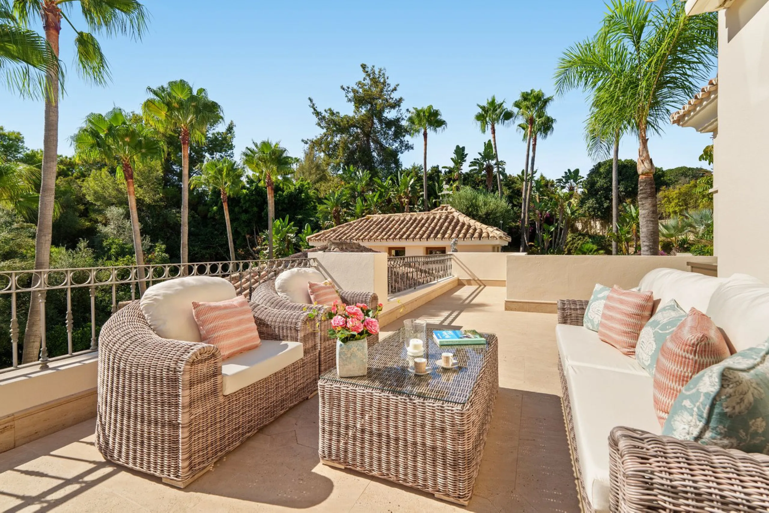 This outstanding Andalusian-style villa is presented in excellent condition and occupies a privileged position in Las Lomas del Marbella Club, at the very heart of Marbella's prestigious Golden Mile. Surrounded by 20,000 m² of lush green forest, the prope
