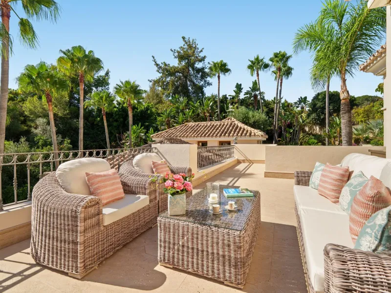 This outstanding Andalusian-style villa is presented in excellent condition and occupies a privileged position in Las Lomas del Marbella Club, at the very heart of Marbella's prestigious Golden Mile. Surrounded by 20,000 m² of lush green forest, the prope