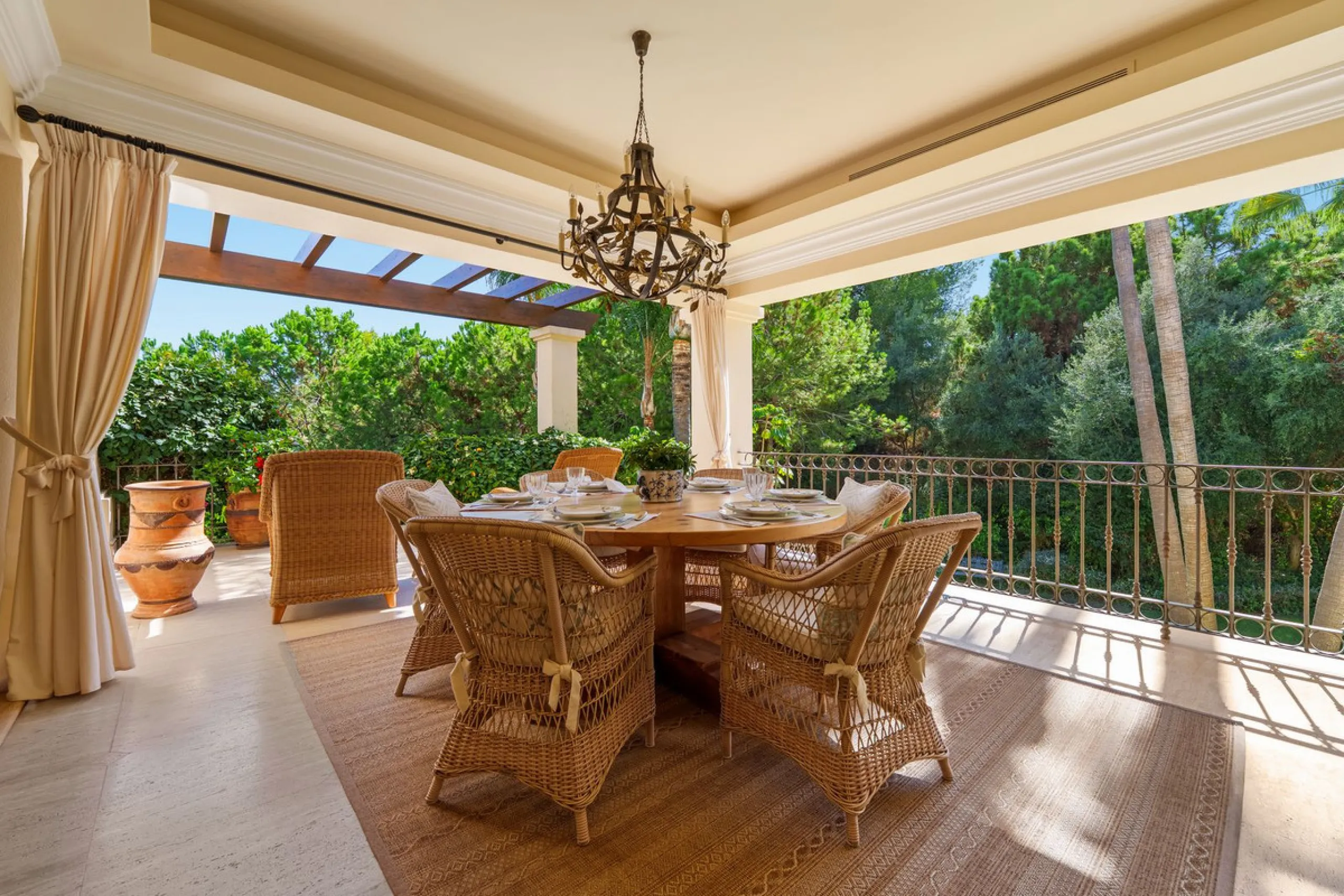 This outstanding Andalusian-style villa is presented in excellent condition and occupies a privileged position in Las Lomas del Marbella Club, at the very heart of Marbella's prestigious Golden Mile. Surrounded by 20,000 m² of lush green forest, the prope