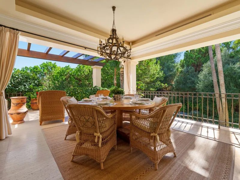 This outstanding Andalusian-style villa is presented in excellent condition and occupies a privileged position in Las Lomas del Marbella Club, at the very heart of Marbella's prestigious Golden Mile. Surrounded by 20,000 m² of lush green forest, the prope
