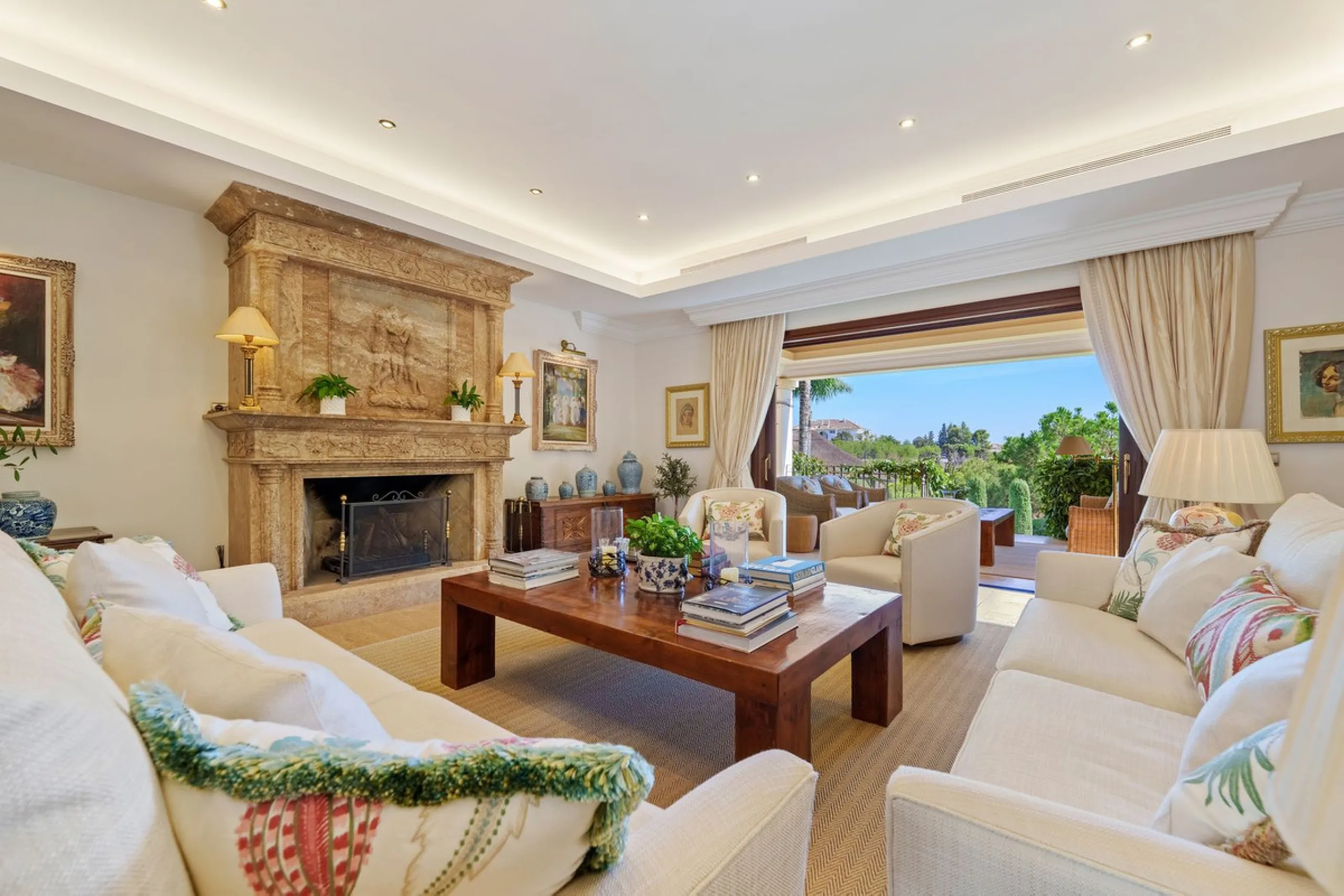 This outstanding Andalusian-style villa is presented in excellent condition and occupies a privileged position in Las Lomas del Marbella Club, at the very heart of Marbella's prestigious Golden Mile. Surrounded by 20,000 m² of lush green forest, the prope