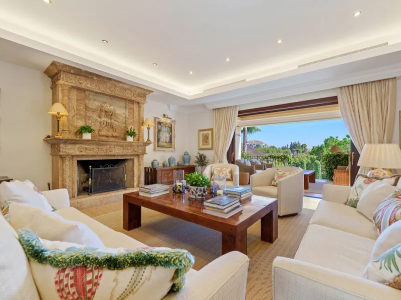 This outstanding Andalusian-style villa is presented in excellent condition and occupies a privileged position in Las Lomas del Marbella Club, at the very heart of Marbella's prestigious Golden Mile. Surrounded by 20,000 m² of lush green forest, the prope