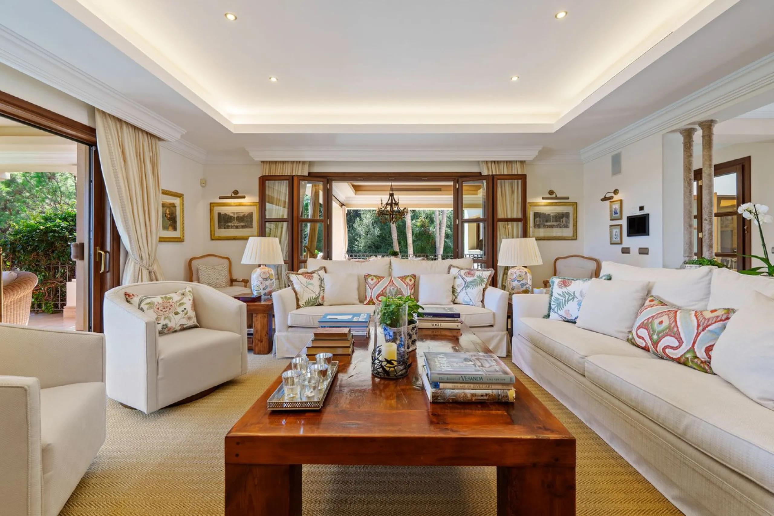 This outstanding Andalusian-style villa is presented in excellent condition and occupies a privileged position in Las Lomas del Marbella Club, at the very heart of Marbella's prestigious Golden Mile. Surrounded by 20,000 m² of lush green forest, the prope
