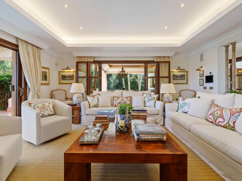This outstanding Andalusian-style villa is presented in excellent condition and occupies a privileged position in Las Lomas del Marbella Club, at the very heart of Marbella's prestigious Golden Mile. Surrounded by 20,000 m² of lush green forest, the prope