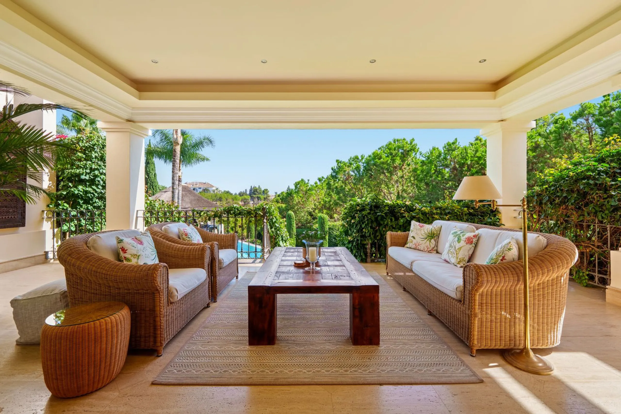 This outstanding Andalusian-style villa is presented in excellent condition and occupies a privileged position in Las Lomas del Marbella Club, at the very heart of Marbella's prestigious Golden Mile. Surrounded by 20,000 m² of lush green forest, the prope