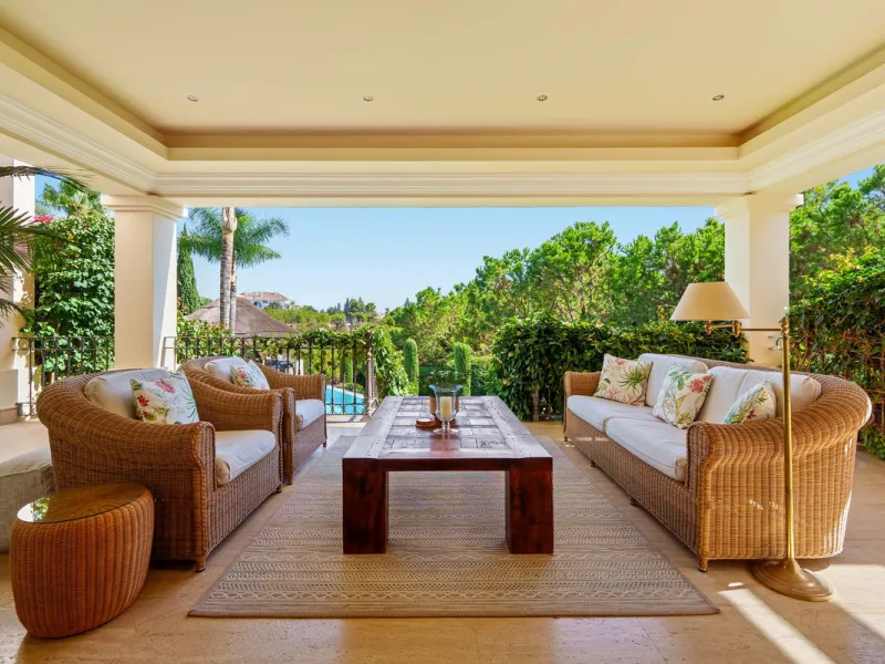 This outstanding Andalusian-style villa is presented in excellent condition and occupies a privileged position in Las Lomas del Marbella Club, at the very heart of Marbella's prestigious Golden Mile. Surrounded by 20,000 m² of lush green forest, the prope