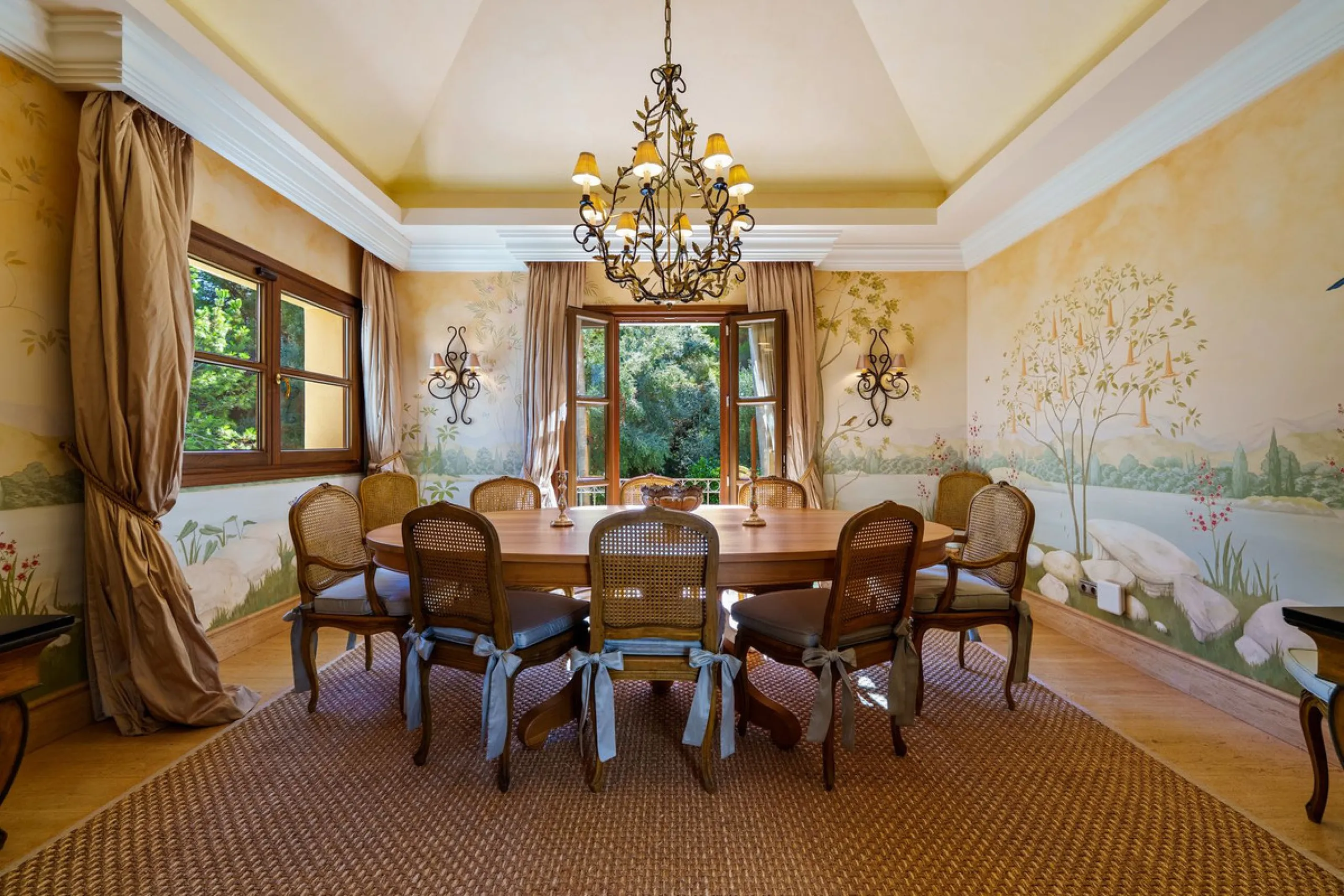This outstanding Andalusian-style villa is presented in excellent condition and occupies a privileged position in Las Lomas del Marbella Club, at the very heart of Marbella's prestigious Golden Mile. Surrounded by 20,000 m² of lush green forest, the prope