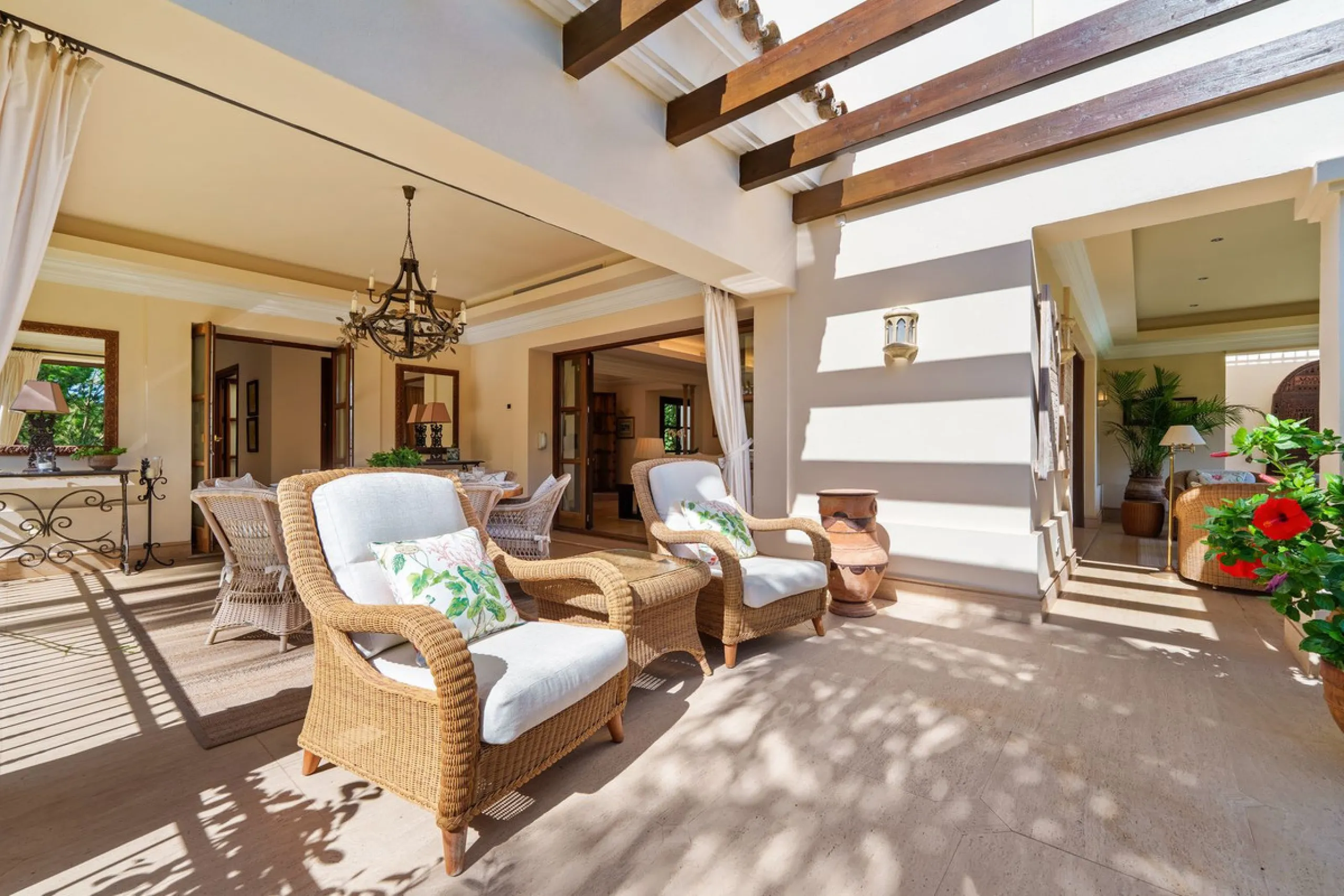 This outstanding Andalusian-style villa is presented in excellent condition and occupies a privileged position in Las Lomas del Marbella Club, at the very heart of Marbella's prestigious Golden Mile. Surrounded by 20,000 m² of lush green forest, the prope