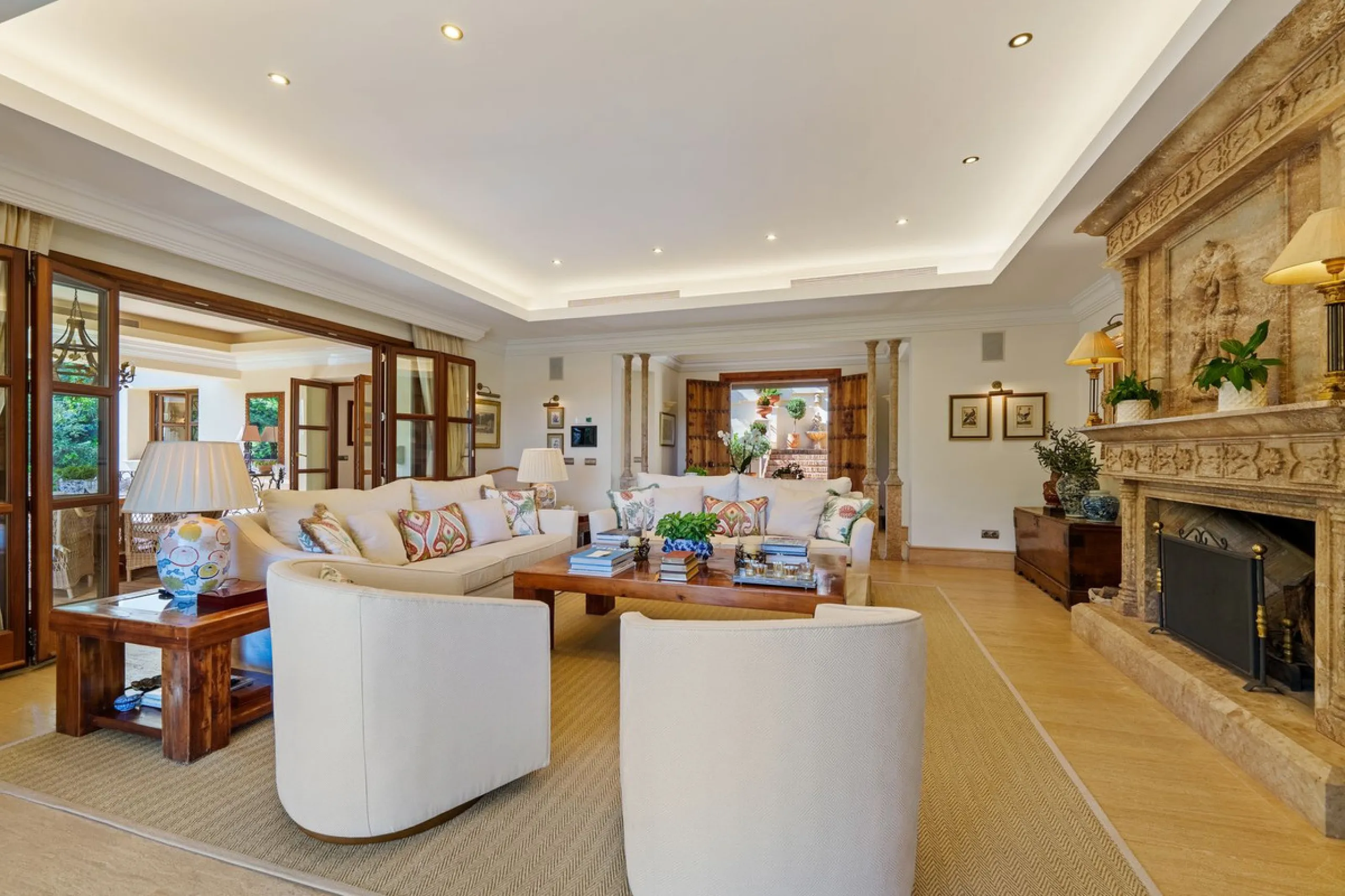 This outstanding Andalusian-style villa is presented in excellent condition and occupies a privileged position in Las Lomas del Marbella Club, at the very heart of Marbella's prestigious Golden Mile. Surrounded by 20,000 m² of lush green forest, the prope