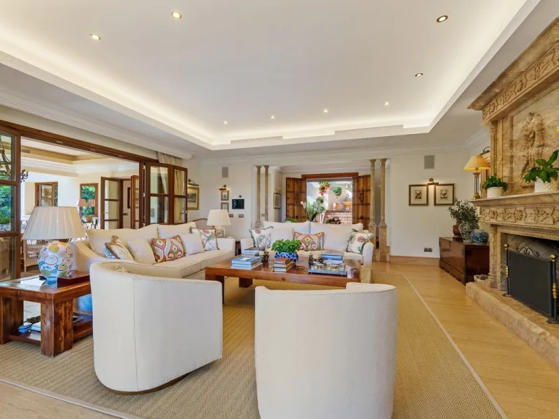This outstanding Andalusian-style villa is presented in excellent condition and occupies a privileged position in Las Lomas del Marbella Club, at the very heart of Marbella's prestigious Golden Mile. Surrounded by 20,000 m² of lush green forest, the prope