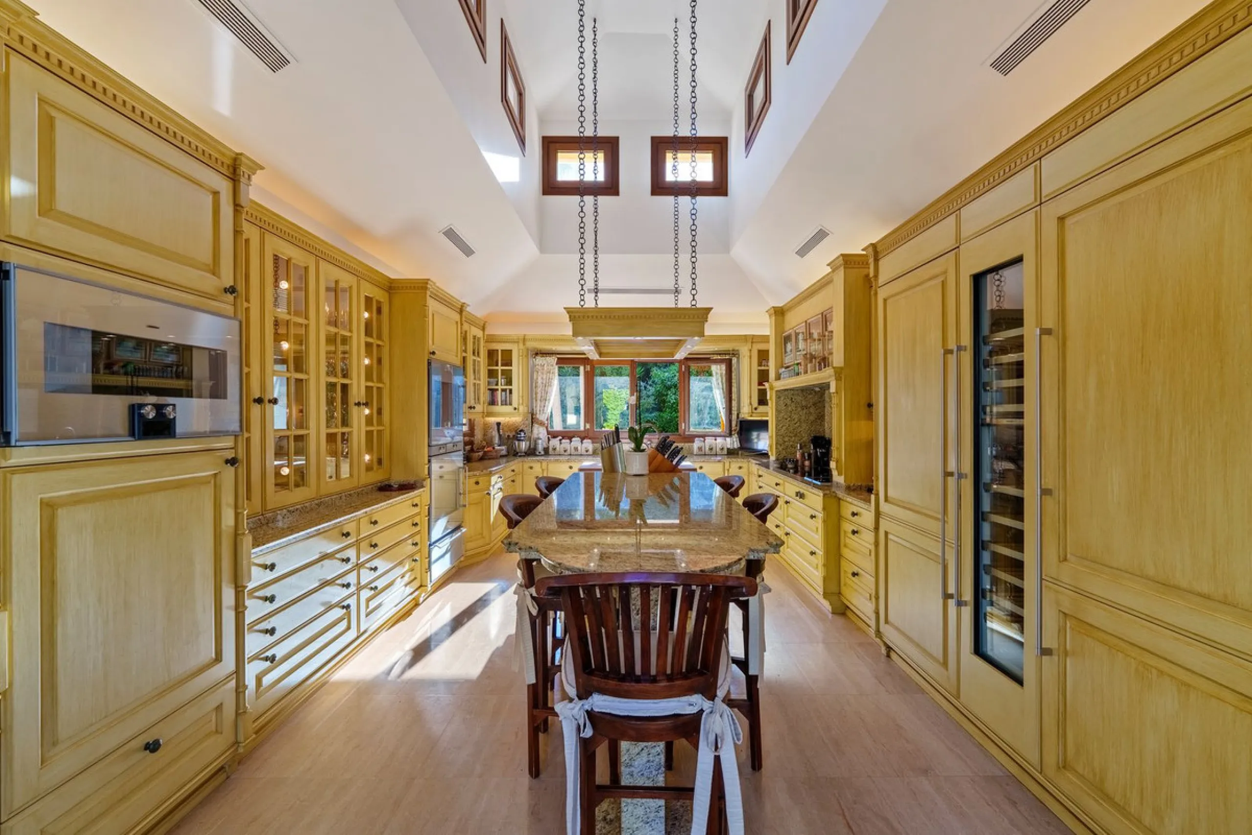 This outstanding Andalusian-style villa is presented in excellent condition and occupies a privileged position in Las Lomas del Marbella Club, at the very heart of Marbella's prestigious Golden Mile. Surrounded by 20,000 m² of lush green forest, the prope