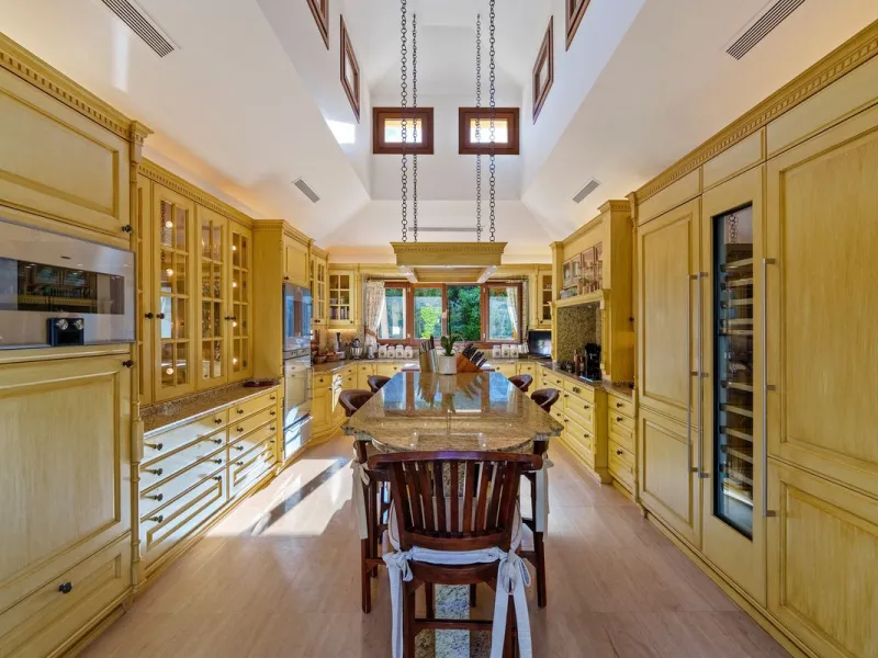 This outstanding Andalusian-style villa is presented in excellent condition and occupies a privileged position in Las Lomas del Marbella Club, at the very heart of Marbella's prestigious Golden Mile. Surrounded by 20,000 m² of lush green forest, the prope
