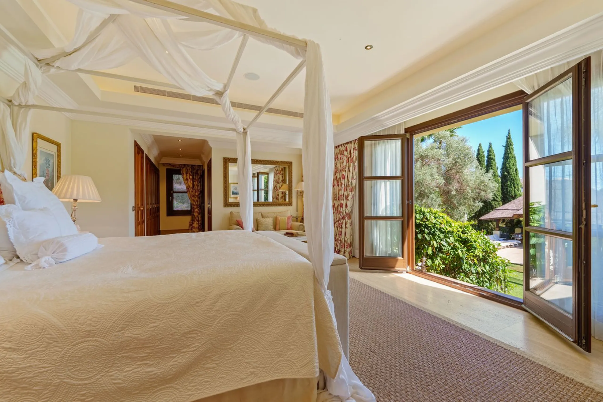 This outstanding Andalusian-style villa is presented in excellent condition and occupies a privileged position in Las Lomas del Marbella Club, at the very heart of Marbella's prestigious Golden Mile. Surrounded by 20,000 m² of lush green forest, the prope