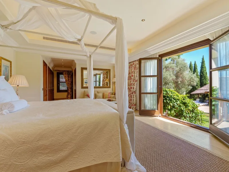 This outstanding Andalusian-style villa is presented in excellent condition and occupies a privileged position in Las Lomas del Marbella Club, at the very heart of Marbella's prestigious Golden Mile. Surrounded by 20,000 m² of lush green forest, the prope