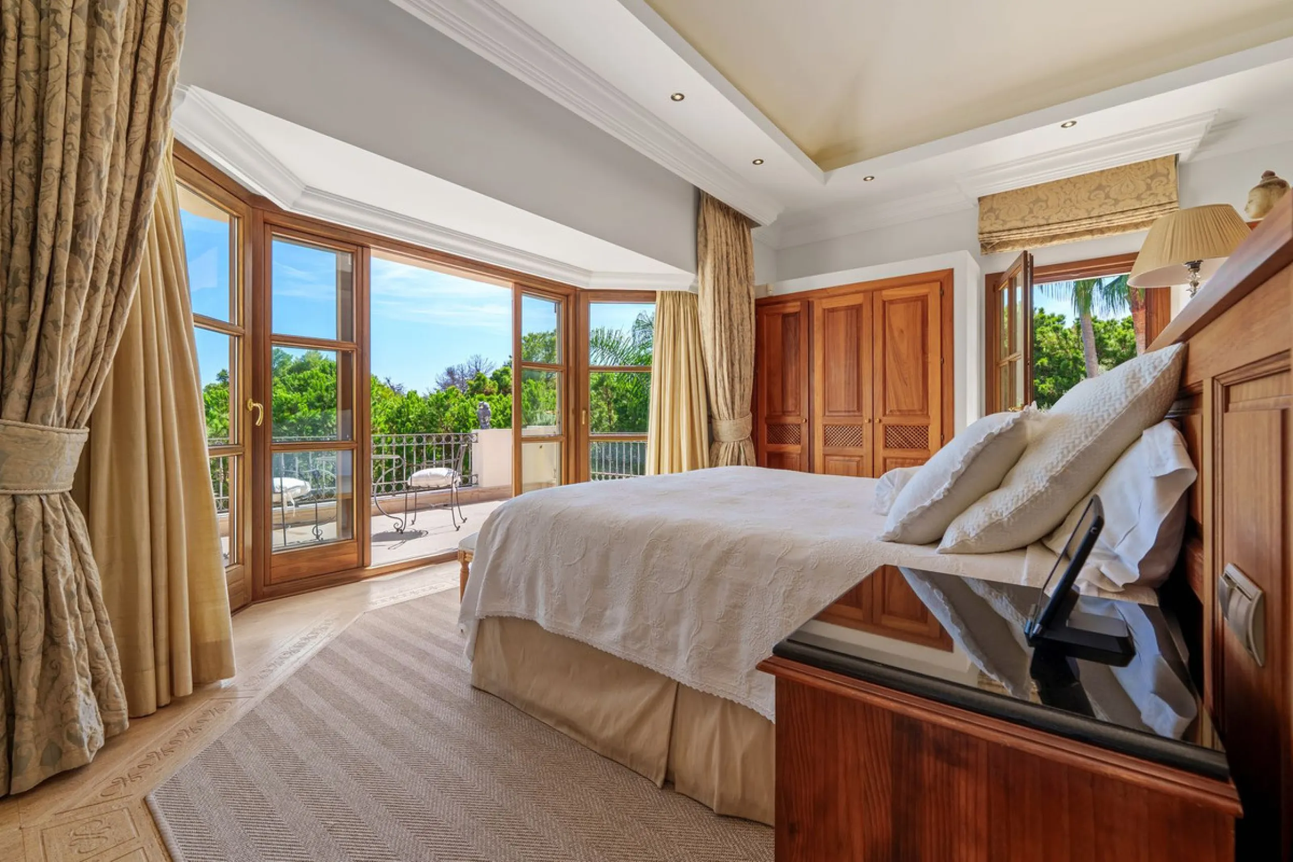 This outstanding Andalusian-style villa is presented in excellent condition and occupies a privileged position in Las Lomas del Marbella Club, at the very heart of Marbella's prestigious Golden Mile. Surrounded by 20,000 m² of lush green forest, the prope