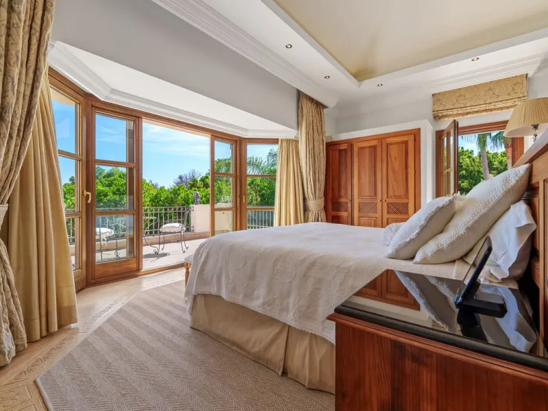 This outstanding Andalusian-style villa is presented in excellent condition and occupies a privileged position in Las Lomas del Marbella Club, at the very heart of Marbella's prestigious Golden Mile. Surrounded by 20,000 m² of lush green forest, the prope