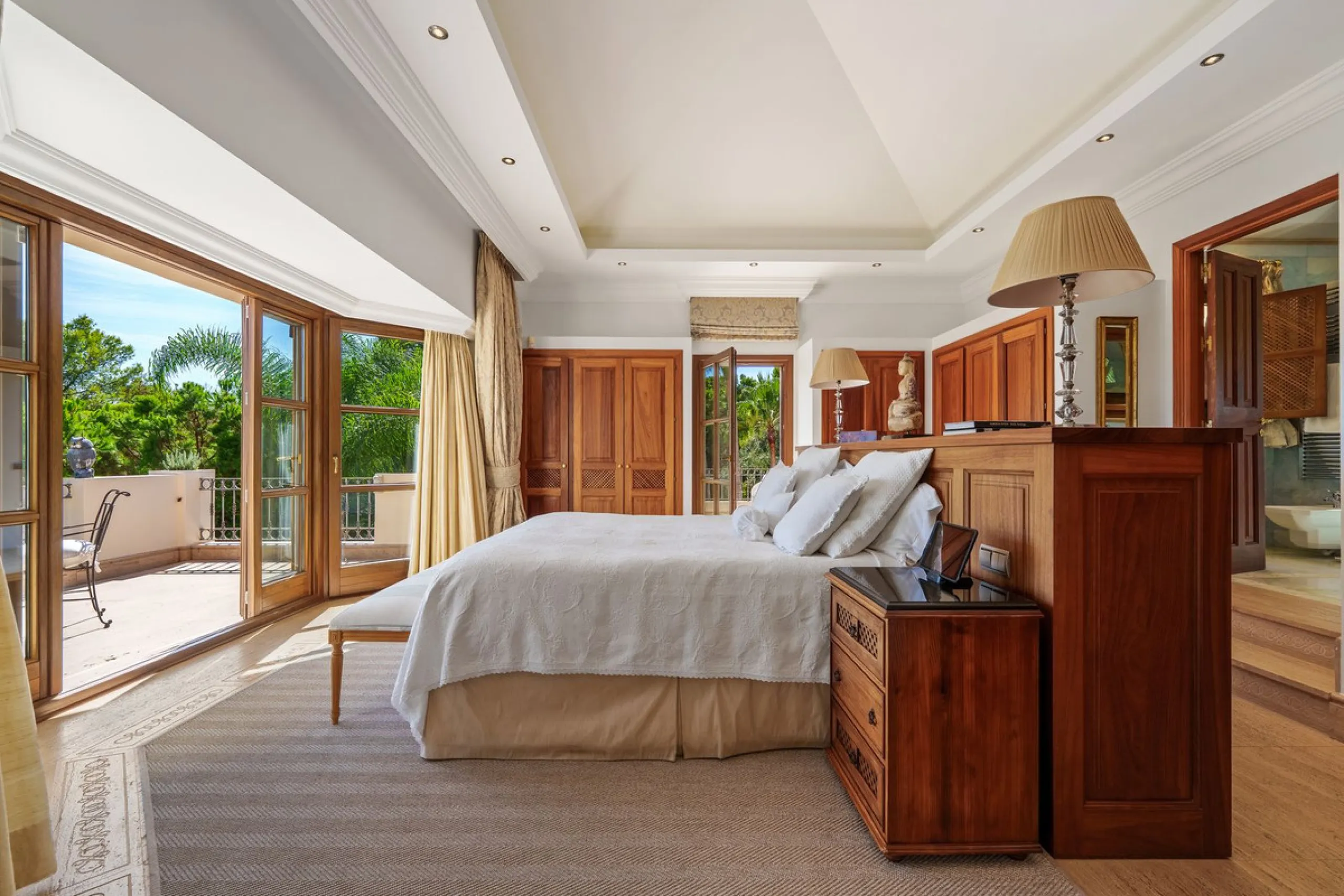 This outstanding Andalusian-style villa is presented in excellent condition and occupies a privileged position in Las Lomas del Marbella Club, at the very heart of Marbella's prestigious Golden Mile. Surrounded by 20,000 m² of lush green forest, the prope