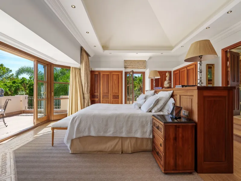 This outstanding Andalusian-style villa is presented in excellent condition and occupies a privileged position in Las Lomas del Marbella Club, at the very heart of Marbella's prestigious Golden Mile. Surrounded by 20,000 m² of lush green forest, the prope