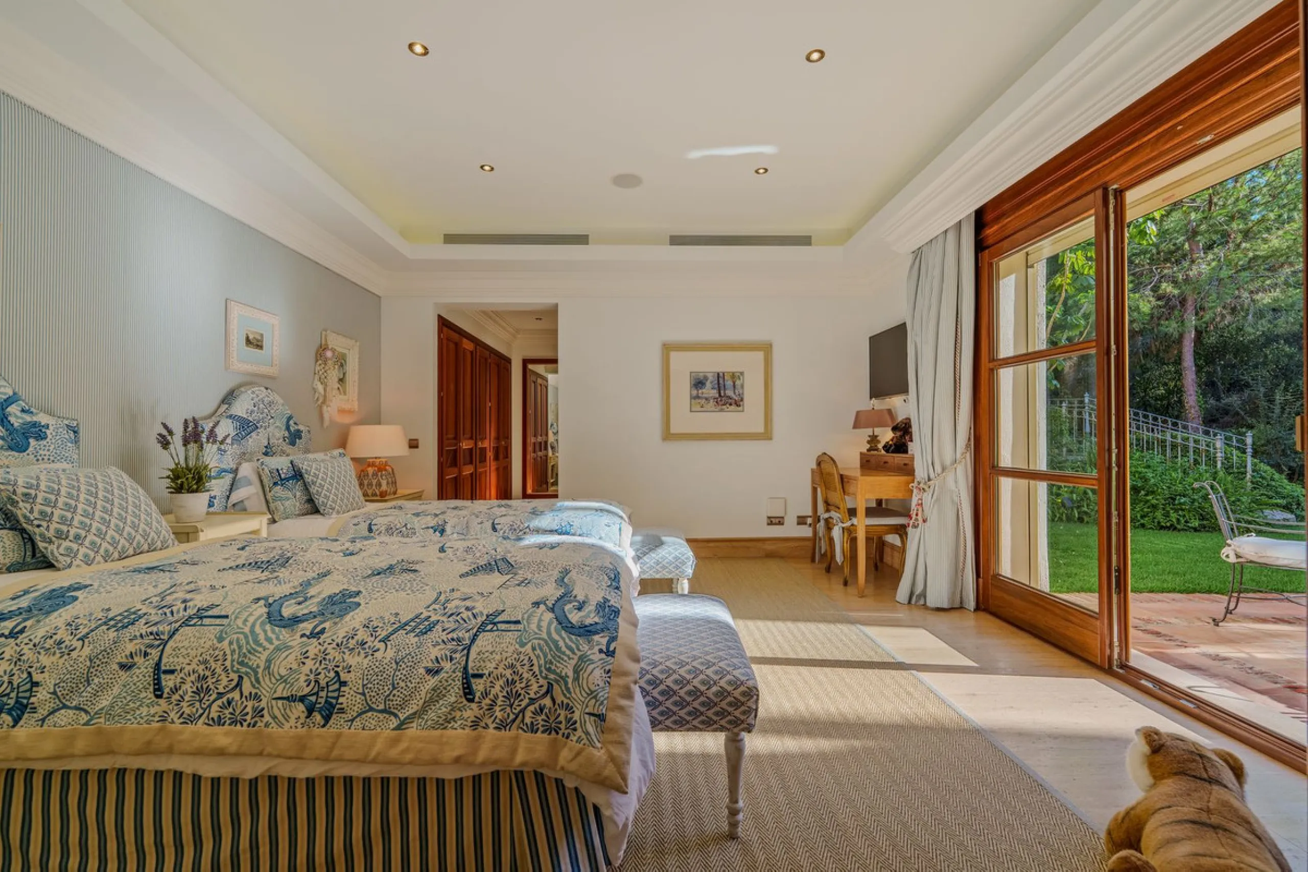 This outstanding Andalusian-style villa is presented in excellent condition and occupies a privileged position in Las Lomas del Marbella Club, at the very heart of Marbella's prestigious Golden Mile. Surrounded by 20,000 m² of lush green forest, the prope