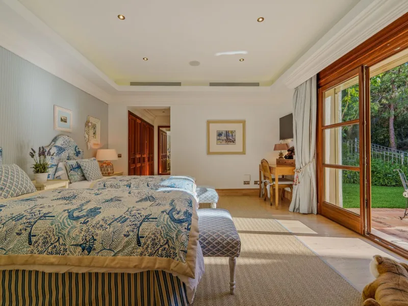 This outstanding Andalusian-style villa is presented in excellent condition and occupies a privileged position in Las Lomas del Marbella Club, at the very heart of Marbella's prestigious Golden Mile. Surrounded by 20,000 m² of lush green forest, the prope