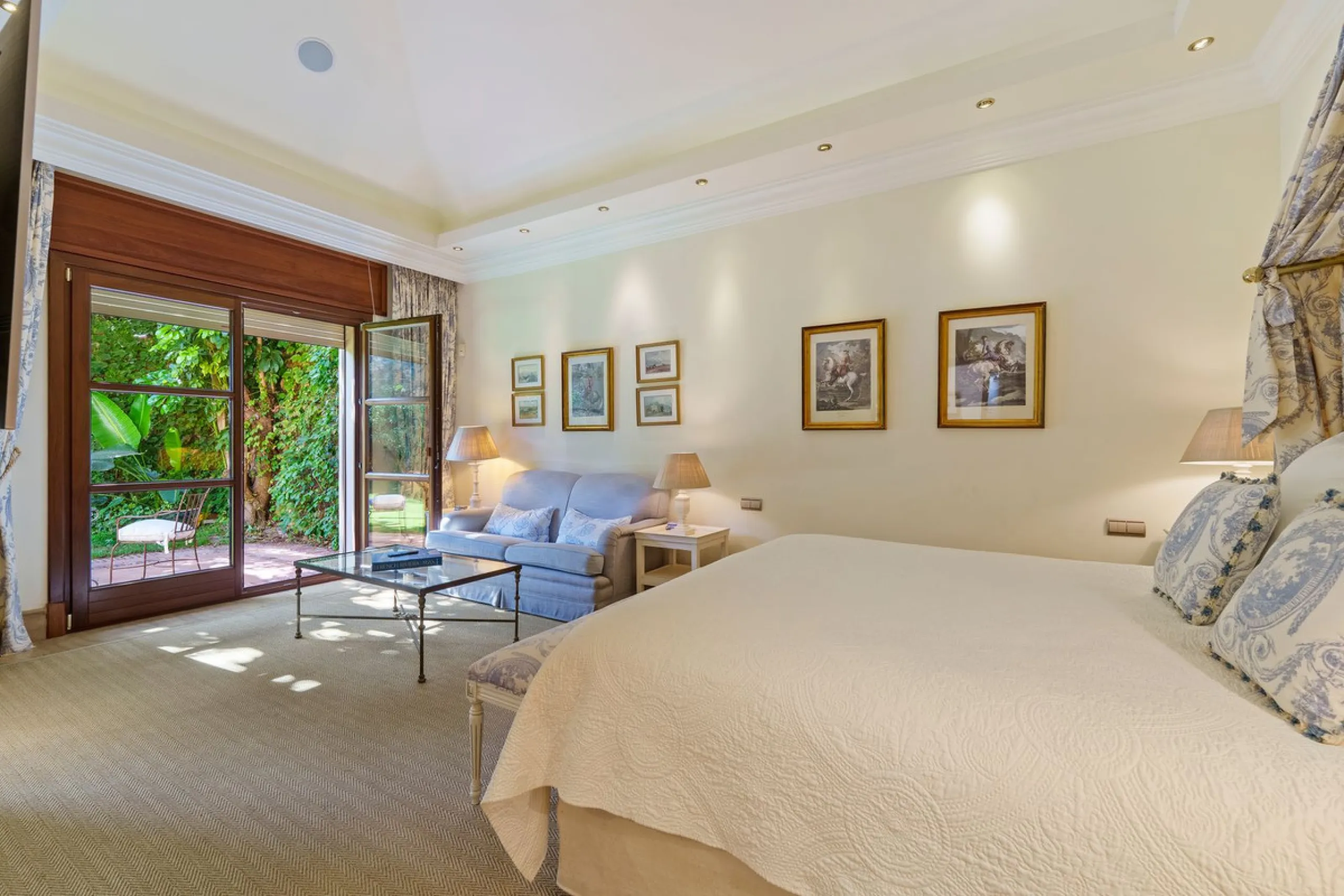 This outstanding Andalusian-style villa is presented in excellent condition and occupies a privileged position in Las Lomas del Marbella Club, at the very heart of Marbella's prestigious Golden Mile. Surrounded by 20,000 m² of lush green forest, the prope