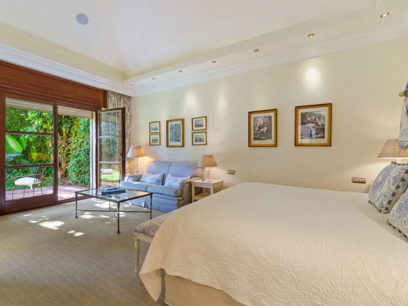 This outstanding Andalusian-style villa is presented in excellent condition and occupies a privileged position in Las Lomas del Marbella Club, at the very heart of Marbella's prestigious Golden Mile. Surrounded by 20,000 m² of lush green forest, the prope