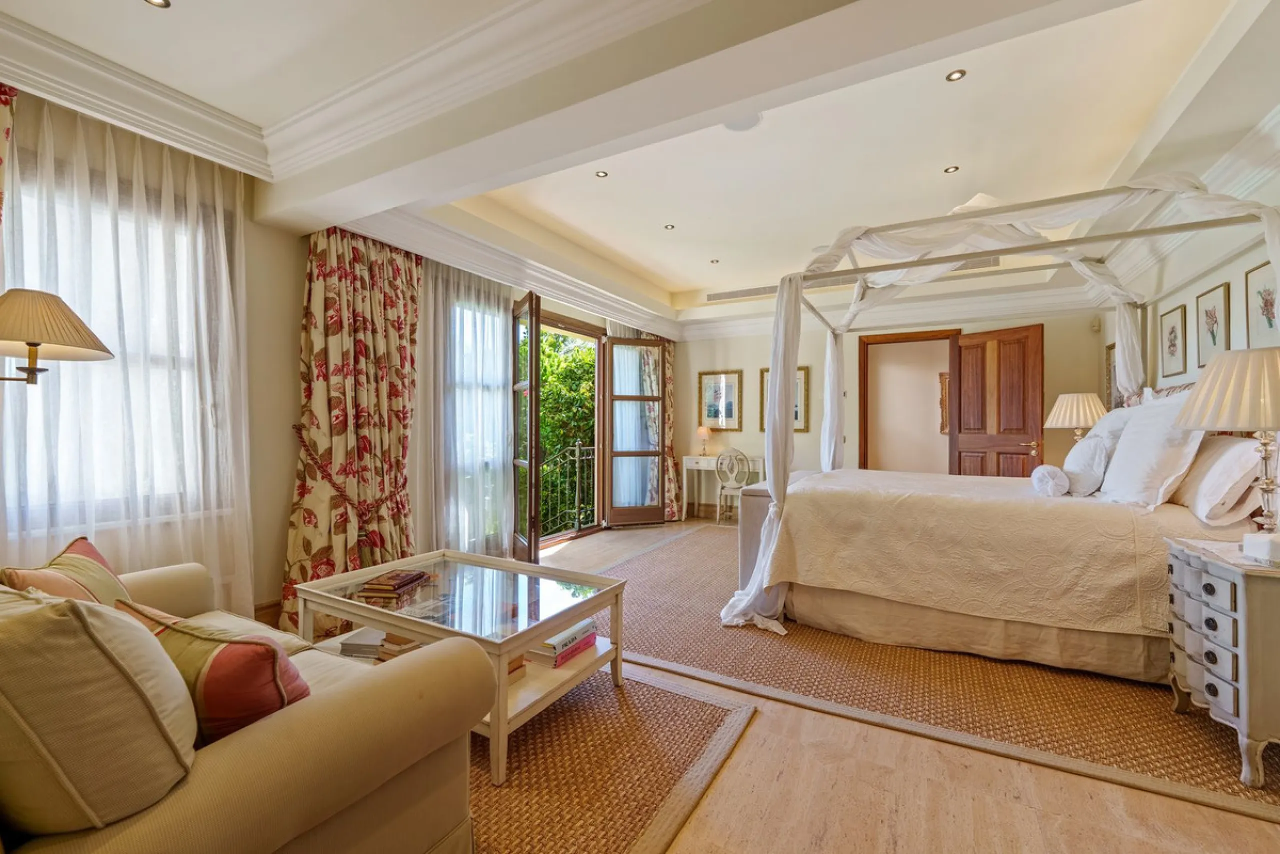 This outstanding Andalusian-style villa is presented in excellent condition and occupies a privileged position in Las Lomas del Marbella Club, at the very heart of Marbella's prestigious Golden Mile. Surrounded by 20,000 m² of lush green forest, the prope