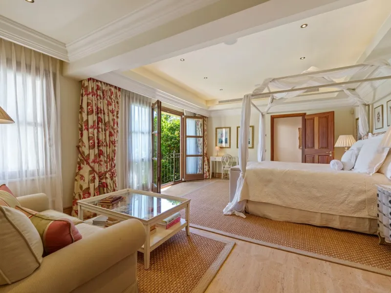 This outstanding Andalusian-style villa is presented in excellent condition and occupies a privileged position in Las Lomas del Marbella Club, at the very heart of Marbella's prestigious Golden Mile. Surrounded by 20,000 m² of lush green forest, the prope