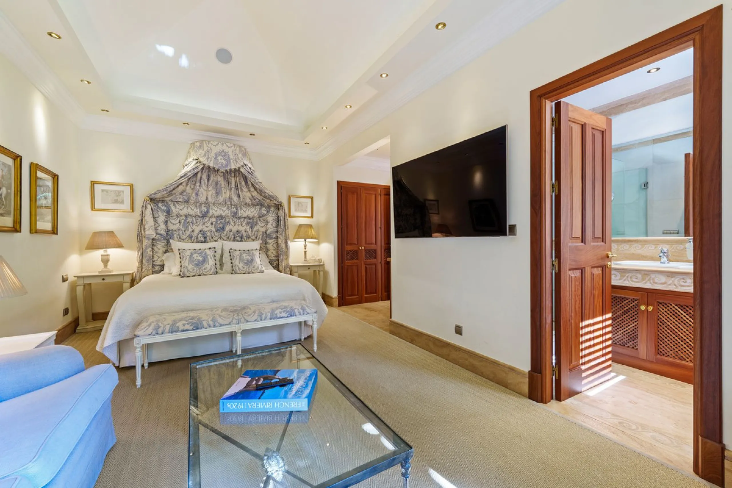 This outstanding Andalusian-style villa is presented in excellent condition and occupies a privileged position in Las Lomas del Marbella Club, at the very heart of Marbella's prestigious Golden Mile. Surrounded by 20,000 m² of lush green forest, the prope